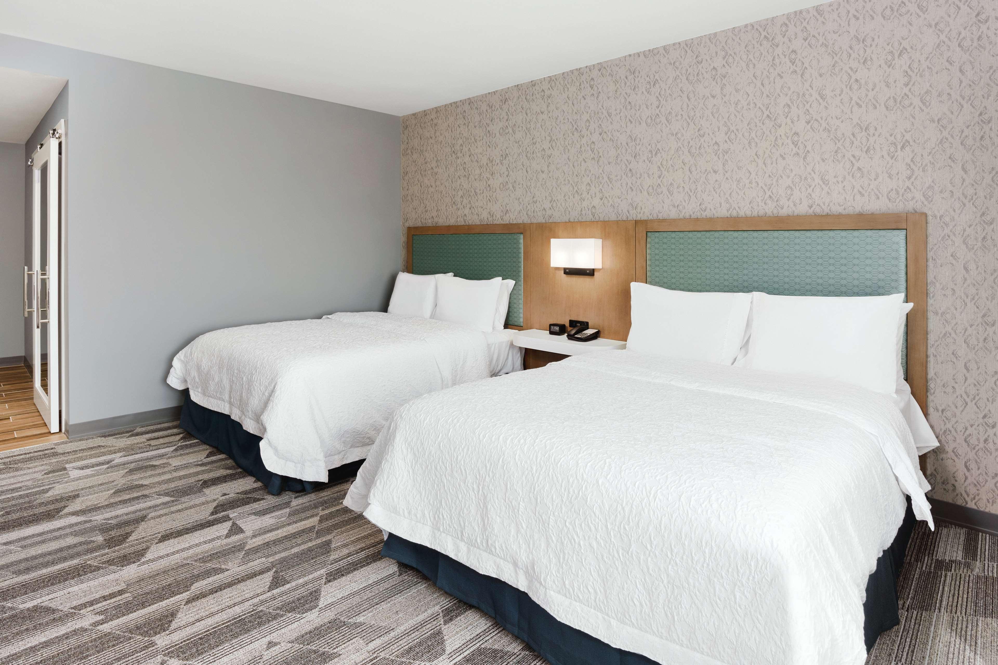 Hampton Airport, Wa Hotel
