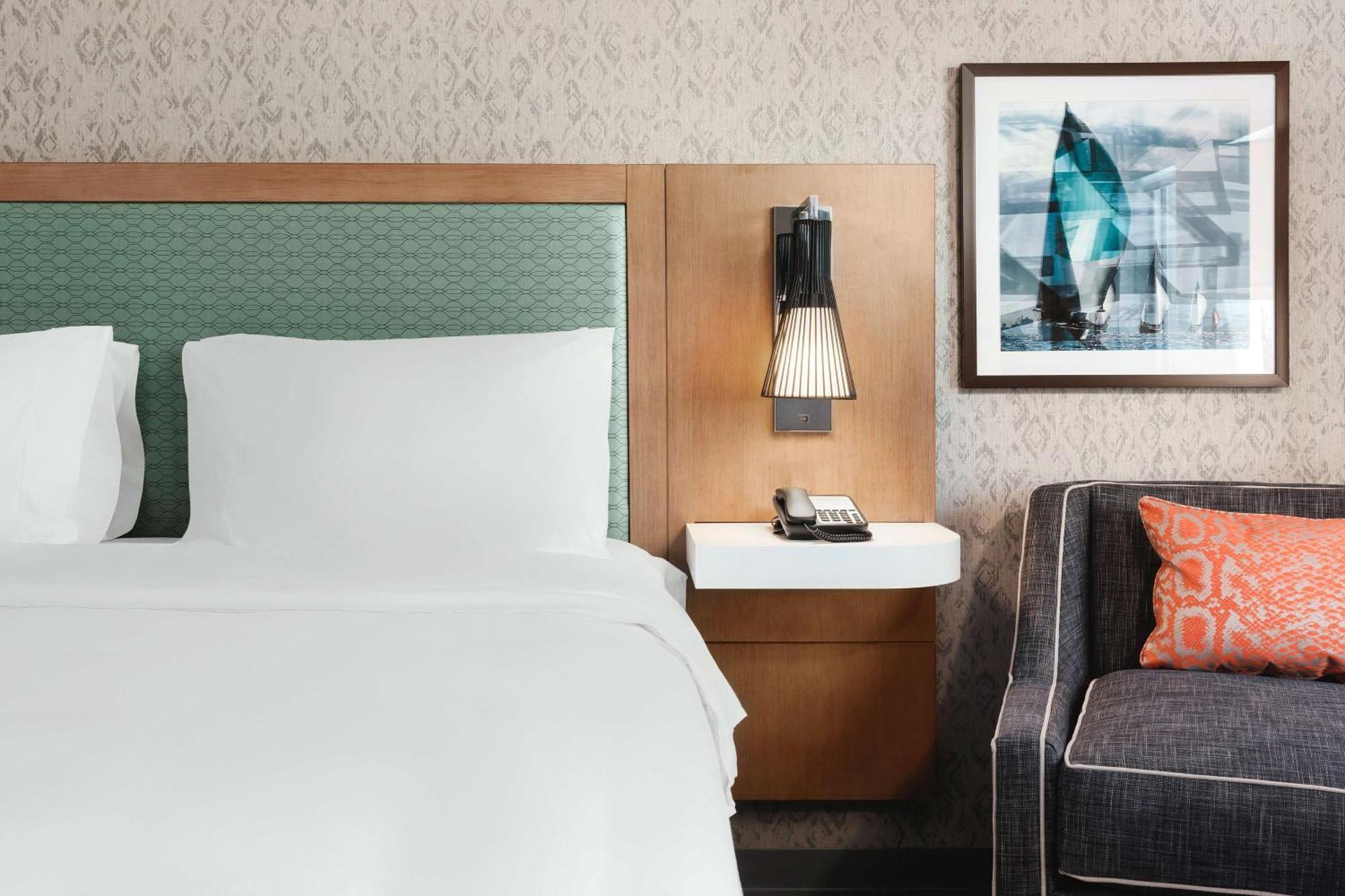 Hampton Airport, Wa Hotel